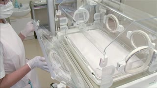 目で見る新生児看護（改訂版） [Vol.01] 保育器内での新生児看護
